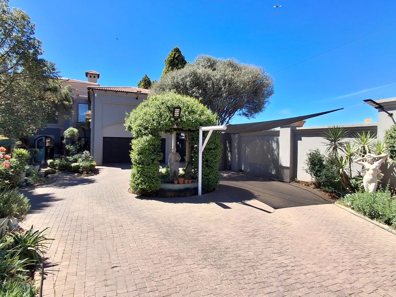 "Stunning 5-Bedroom Double-Storey Home with Vintage Charm in Secure Estate — Easy Access to Vaal Triangle and Johannesburg" - Photo 10