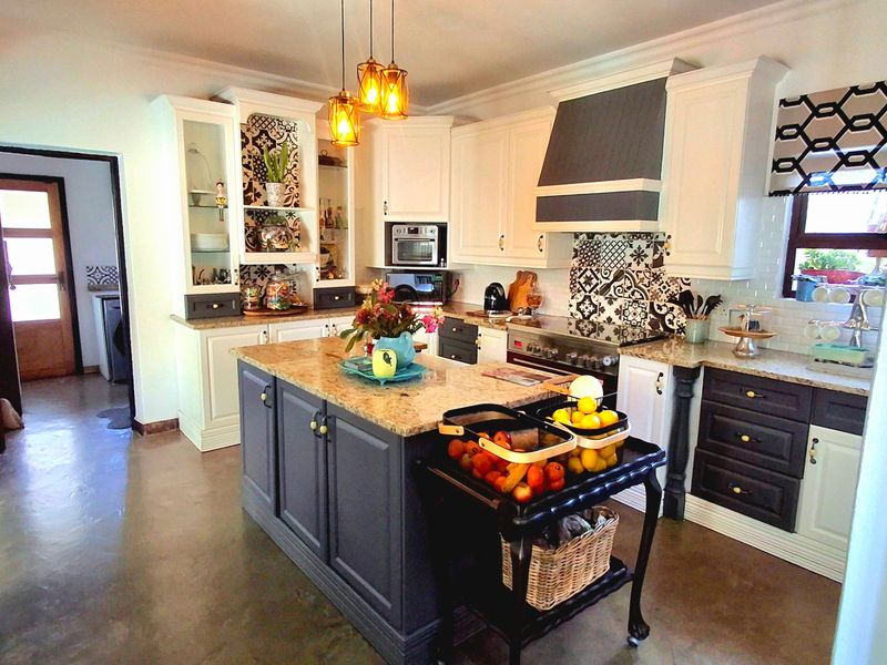 "Stunning 5-Bedroom Double-Storey Home with Vintage Charm in Secure Estate — Easy Access to Vaal Triangle and Johannesburg" - Photo 4