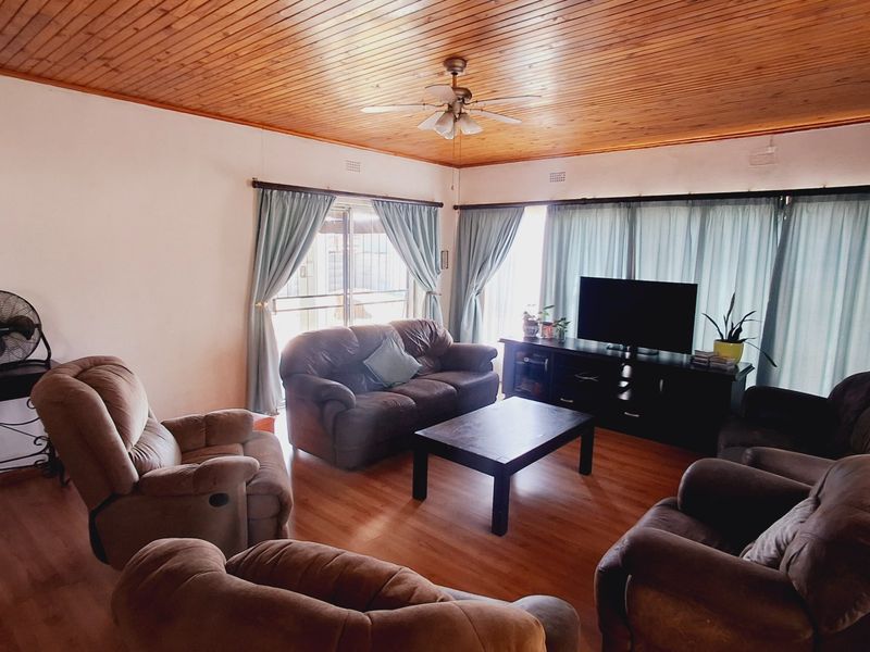 A great value four-bedroom home near amenities and schools. - Photo 2