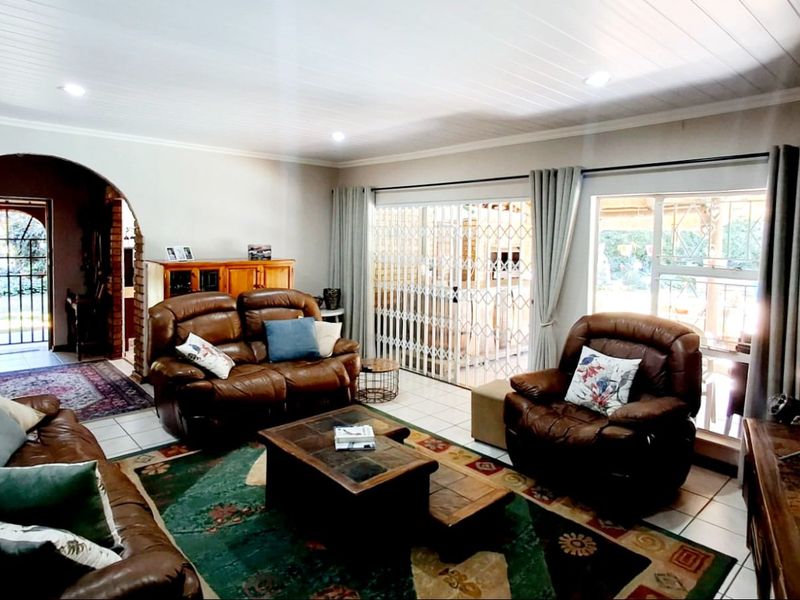 "Stunning 4-bedroom, 2-bathroom family home in a sought-after area in Sasolburg." - Photo 3