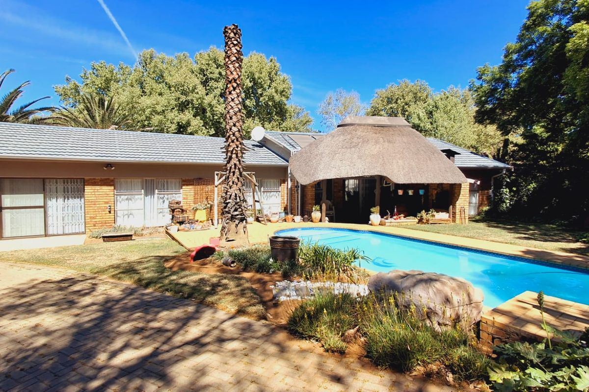 "Stunning 4-bedroom, 2-bathroom family home in a sought-after area in Sasolburg." - Photo 2