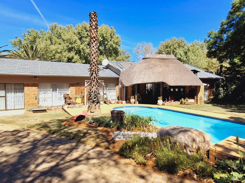 "Stunning 4-bedroom, 2-bathroom family home in a sought-after area in Sasolburg." - Photo 2