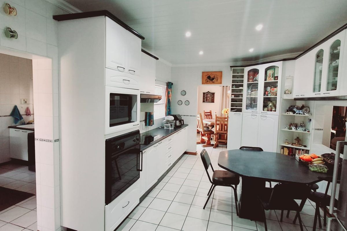 "Stunning 4-bedroom, 2-bathroom family home in a sought-after area in Sasolburg." - Photo 4