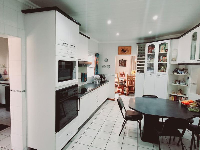 "Stunning 4-bedroom, 2-bathroom family home in a sought-after area in Sasolburg." - Photo 4