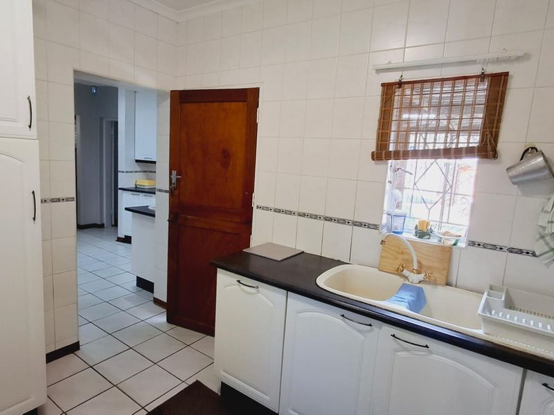 "Stunning 4-bedroom, 2-bathroom family home in a sought-after area in Sasolburg." - Photo 6