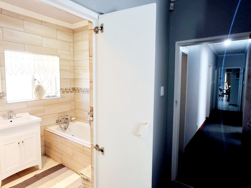 "Stunning 4-bedroom, 2-bathroom family home in a sought-after area in Sasolburg." - Photo 10