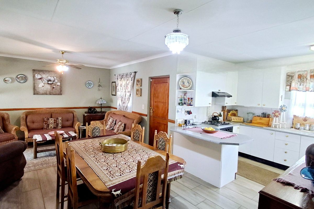 "Lovely freestanding home, move-in ready, located in a secure complex — perfect for a first-time family in Vaal Park." - Photo 3