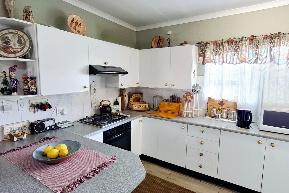 "Lovely freestanding home, move-in ready, located in a secure complex — perfect for a first-time family in Vaal Park." - Photo 5