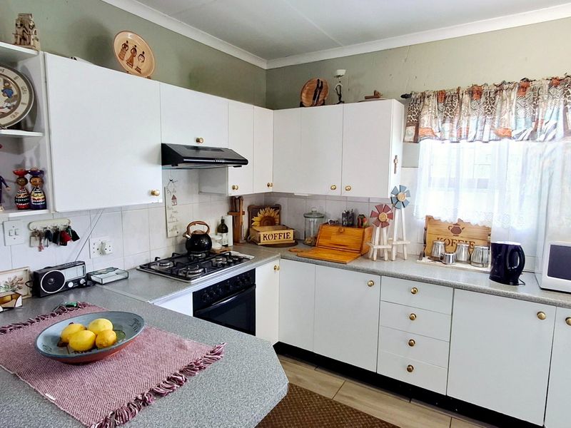 "Lovely freestanding home, move-in ready, located in a secure complex — perfect for a first-time family in Vaal Park." - Photo 5