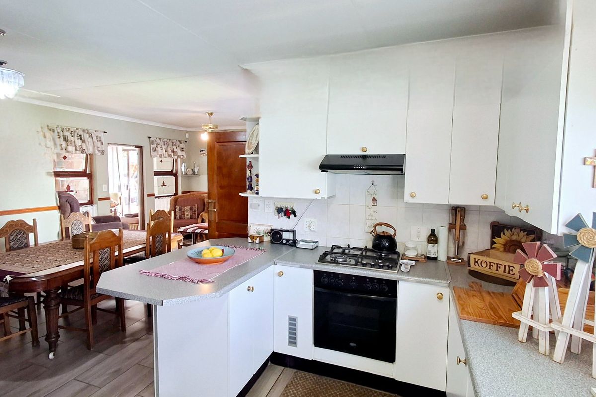 "Lovely freestanding home, move-in ready, located in a secure complex — perfect for a first-time family in Vaal Park." - Photo 4