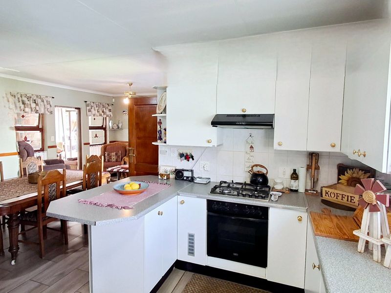 "Lovely freestanding home, move-in ready, located in a secure complex — perfect for a first-time family in Vaal Park." - Photo 4