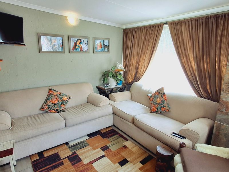 "Lovely freestanding home, move-in ready, located in a secure complex — perfect for a first-time family in Vaal Park." - Photo 9