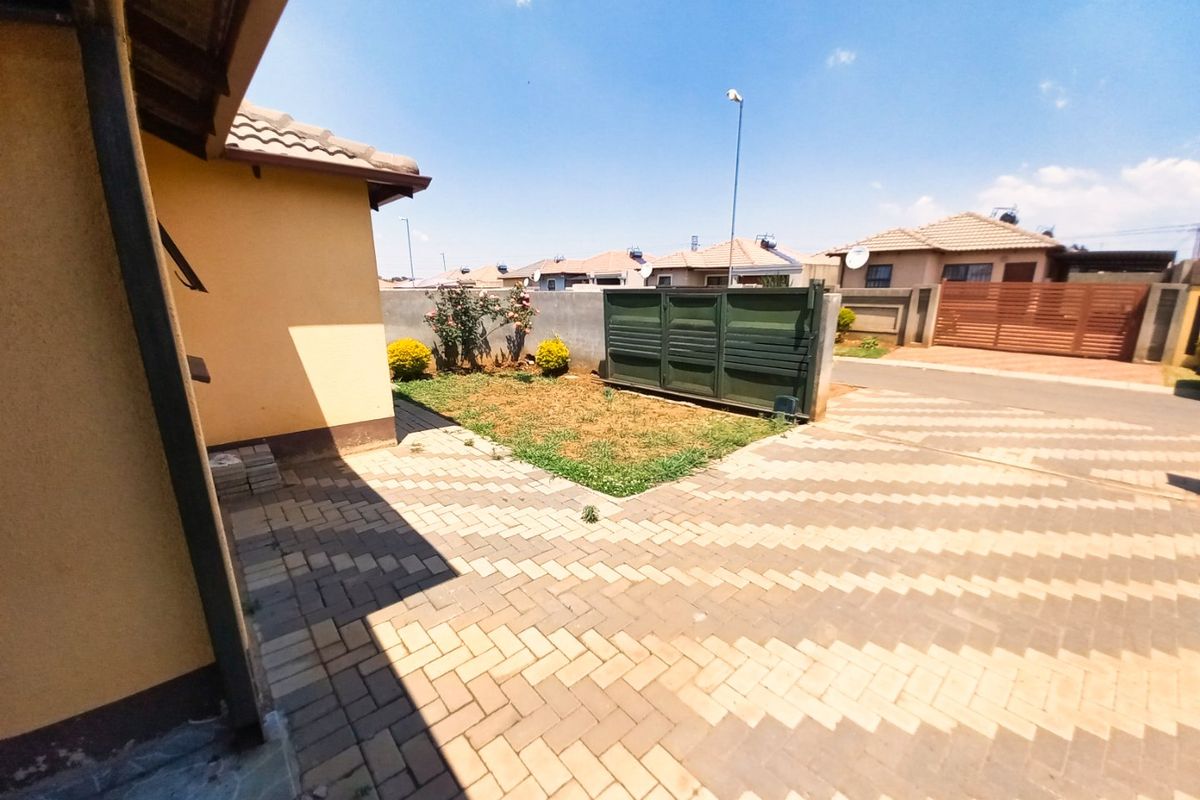 Secure & Modern 3-Bed Home in Gated Windmill Park Ext 12  - Photo 4
