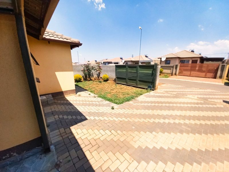 Secure & Modern 3-Bed Home in Gated Windmill Park Ext 12  - Photo 4