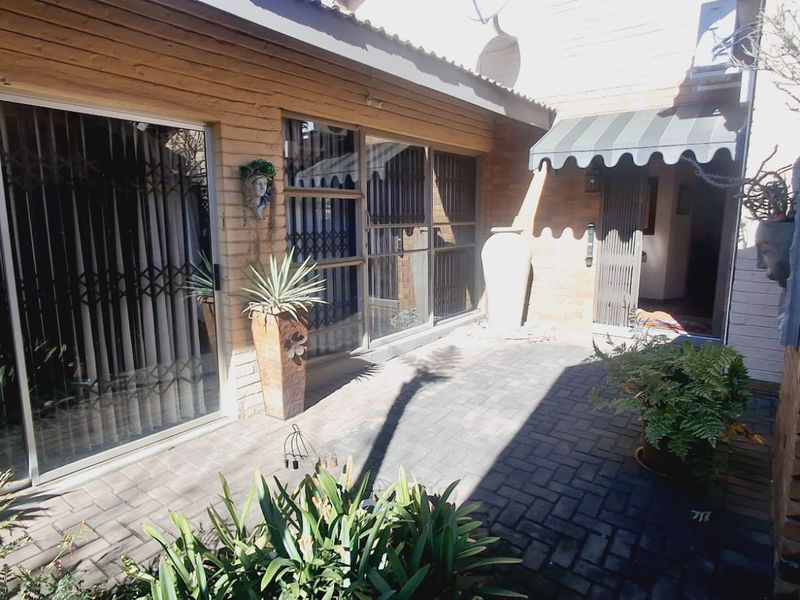 "Amazing 4-bedroom, 3-bathroom family home in a sought-after area of Sasolburg." - Photo 5