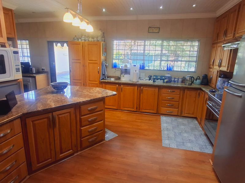 "Amazing 4-bedroom, 3-bathroom family home in a sought-after area of Sasolburg." - Photo 2