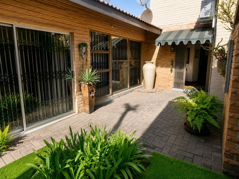 "Amazing 4-bedroom, 3-bathroom family home in a sought-after area of Sasolburg." - Photo 5