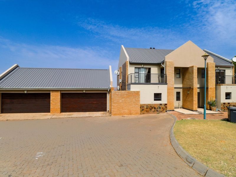 Dream lock-up and go Sectional Title Duplex with breath-taking views of Bronkhorstspruit Dam! - Photo 5