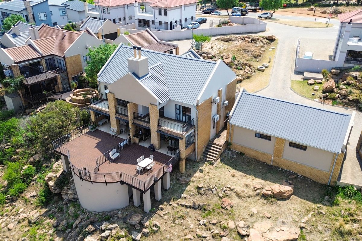 Dream lock-up and go Sectional Title Duplex with breath-taking views of Bronkhorstspruit Dam! - Photo 2