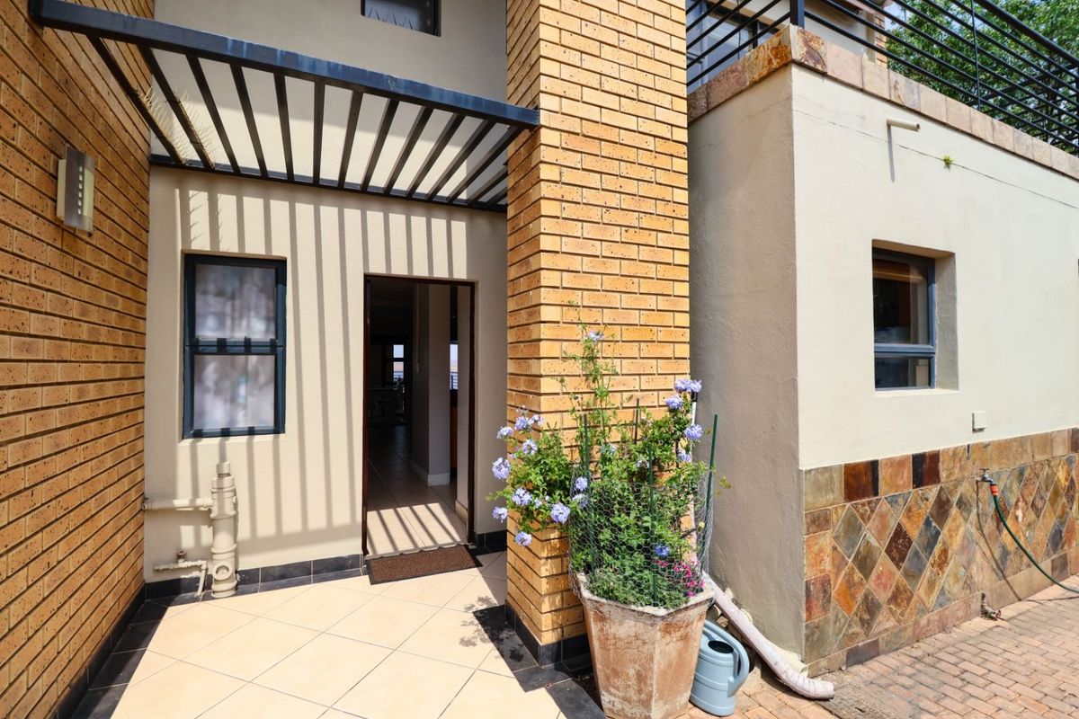 Dream lock-up and go Sectional Title Duplex with breath-taking views of Bronkhorstspruit Dam! - Photo 4