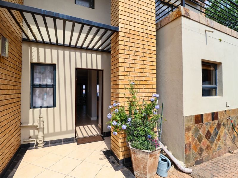 Dream lock-up and go Sectional Title Duplex with breath-taking views of Bronkhorstspruit Dam! - Photo 4