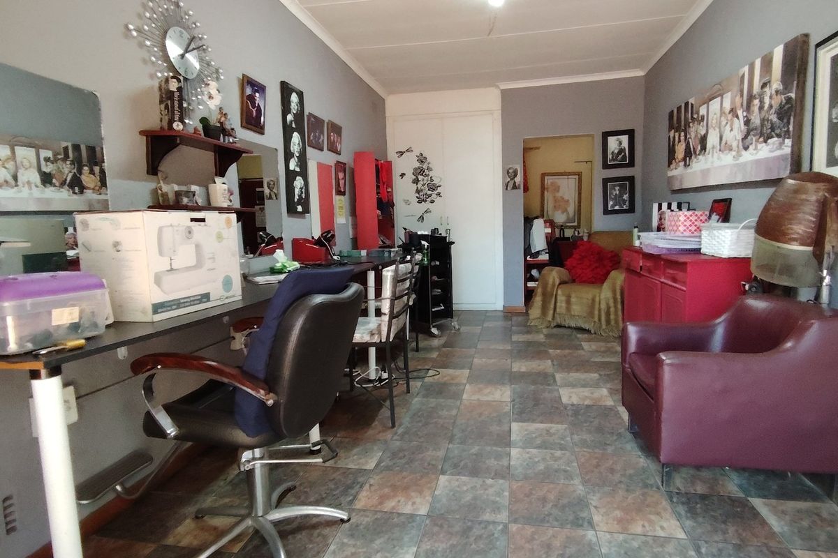 Charming country-style home offering comfort and space! - Photo 2