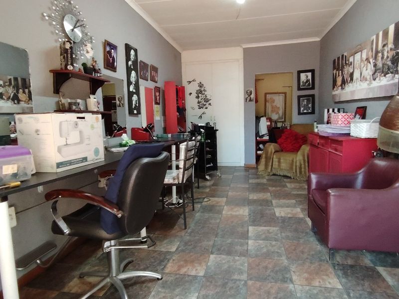 Charming country-style home offering comfort and space! - Photo 2