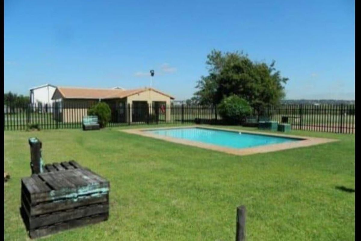 Spacious 3-Bedroom Family Home with Pool and Double Carport - Photo 3