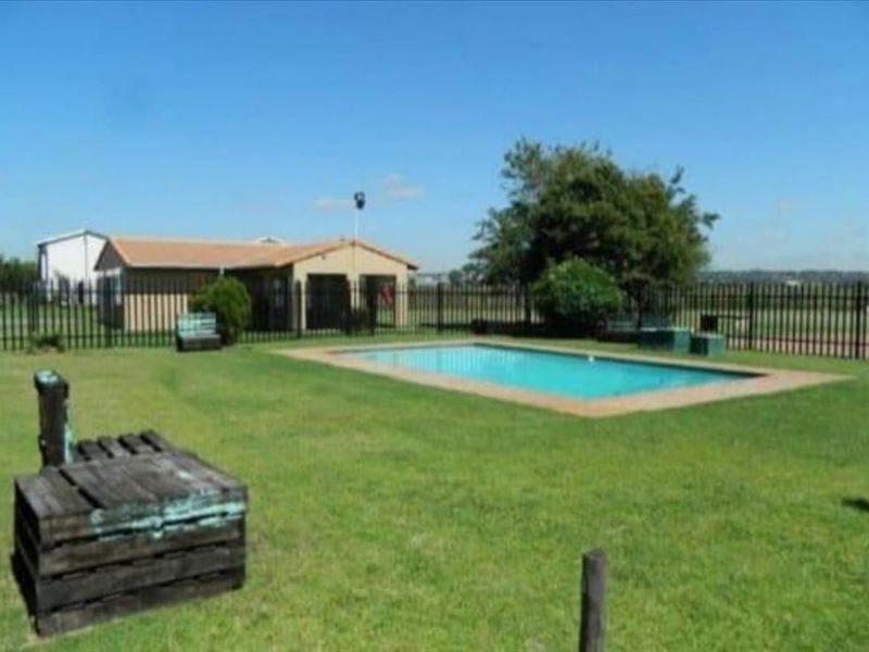 Spacious 3-Bedroom Family Home with Pool and Double Carport - Photo 3