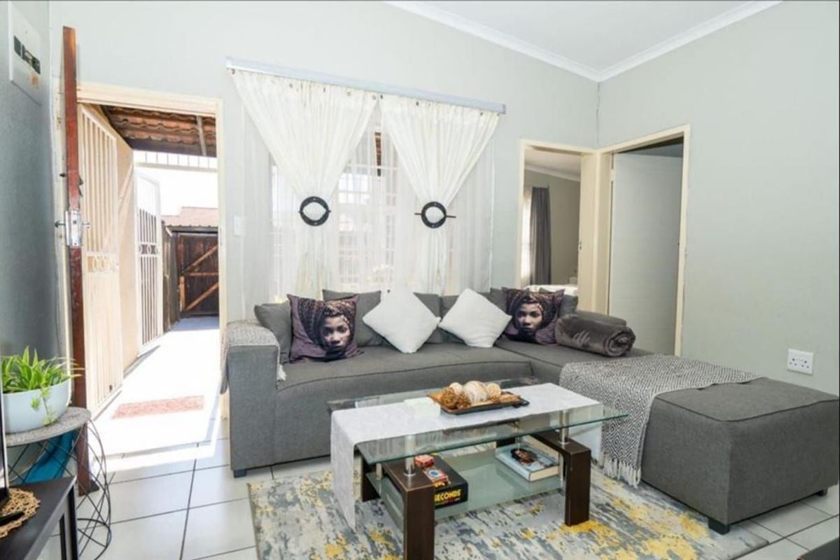 Spacious 3-Bedroom Family Home with Pool and Double Carport - Photo 2