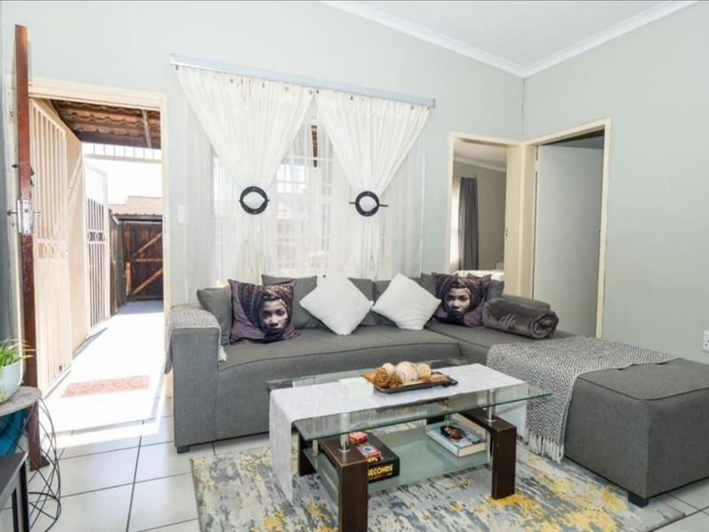 Spacious 3-Bedroom Family Home with Pool and Double Carport - Photo 2