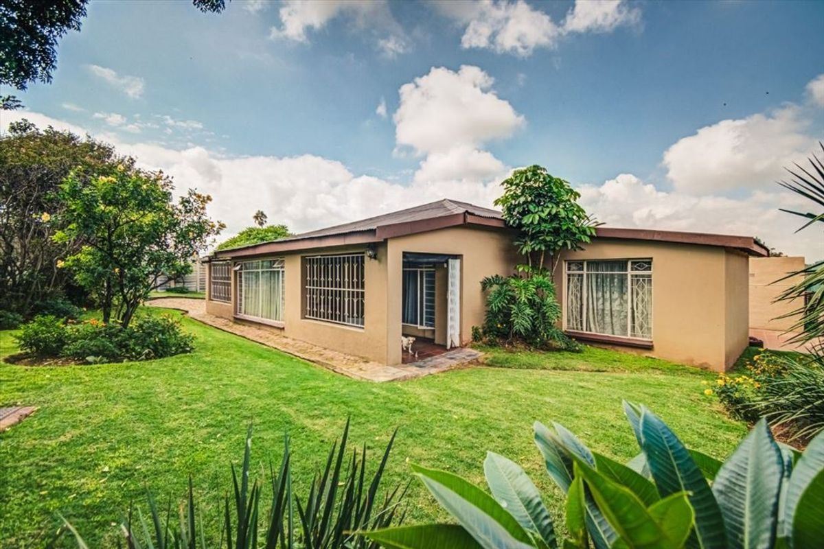 Elegant 3-Bedroom Home with Multiple Living Areas and 5-Car Carport - Photo 3