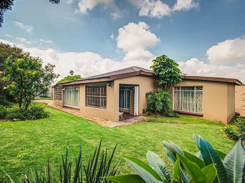 Elegant 3-Bedroom Home with Multiple Living Areas and 5-Car Carport - Photo 3