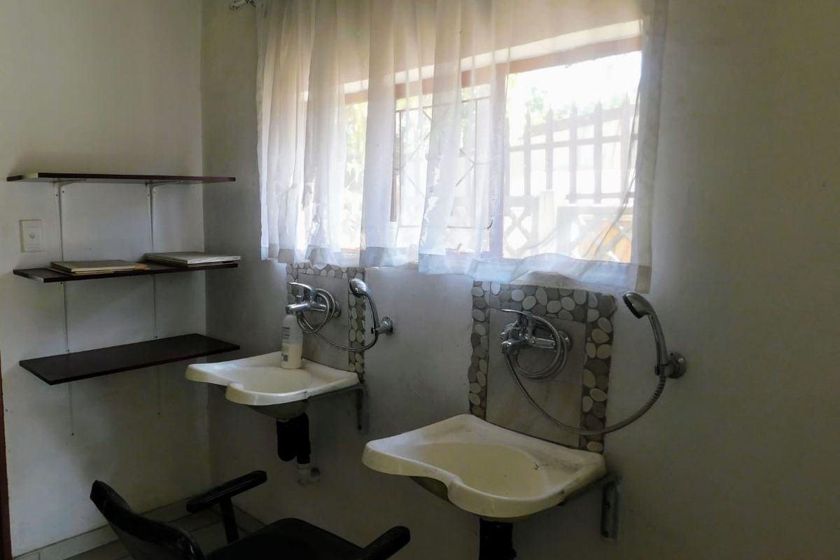 Well-maintained salon unit available for Rental Now! - Photo 5