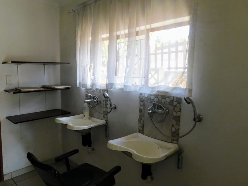 Well-maintained salon unit available for Rental Now! - Photo 5