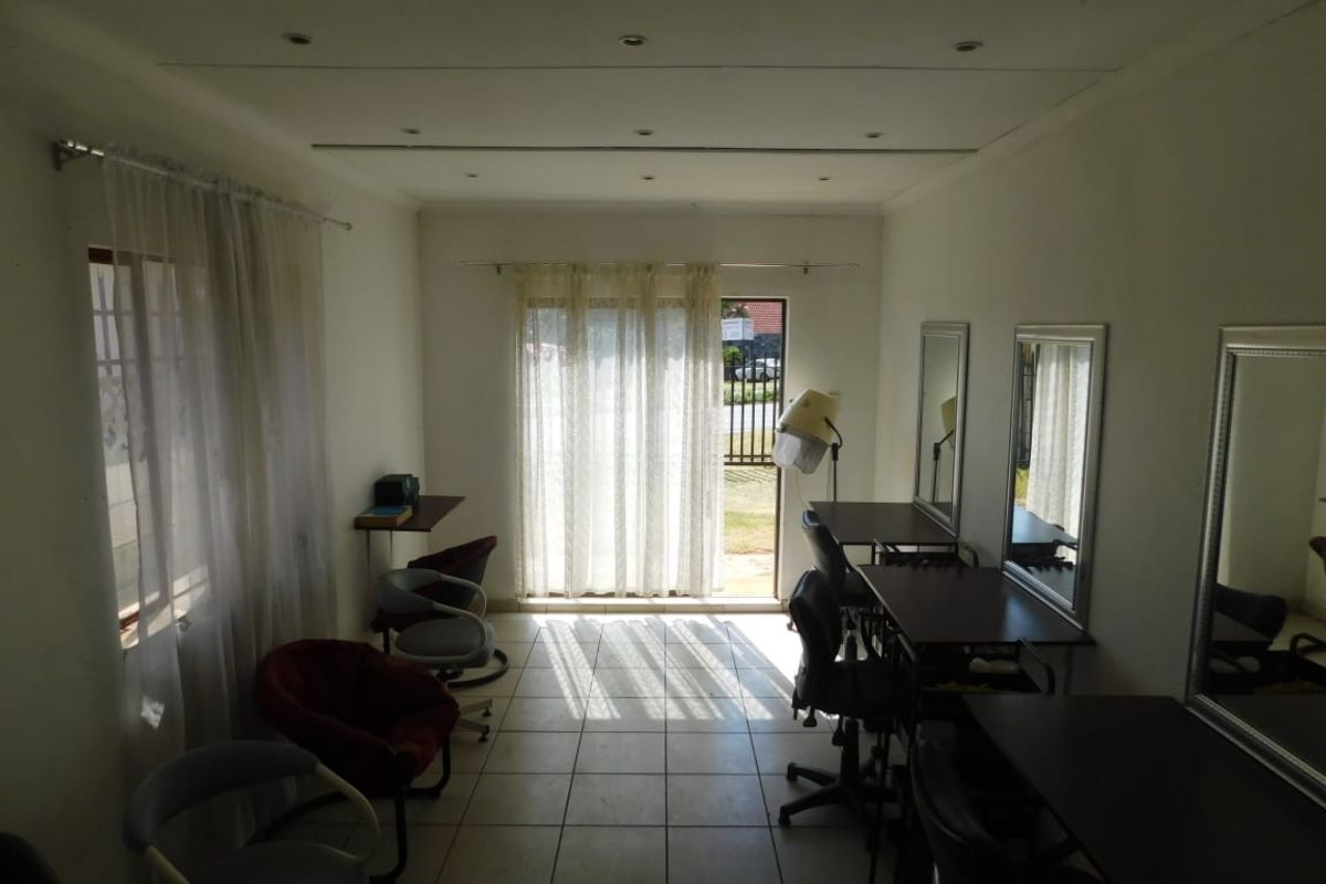 Well-maintained salon unit available for Rental Now! - Photo 2