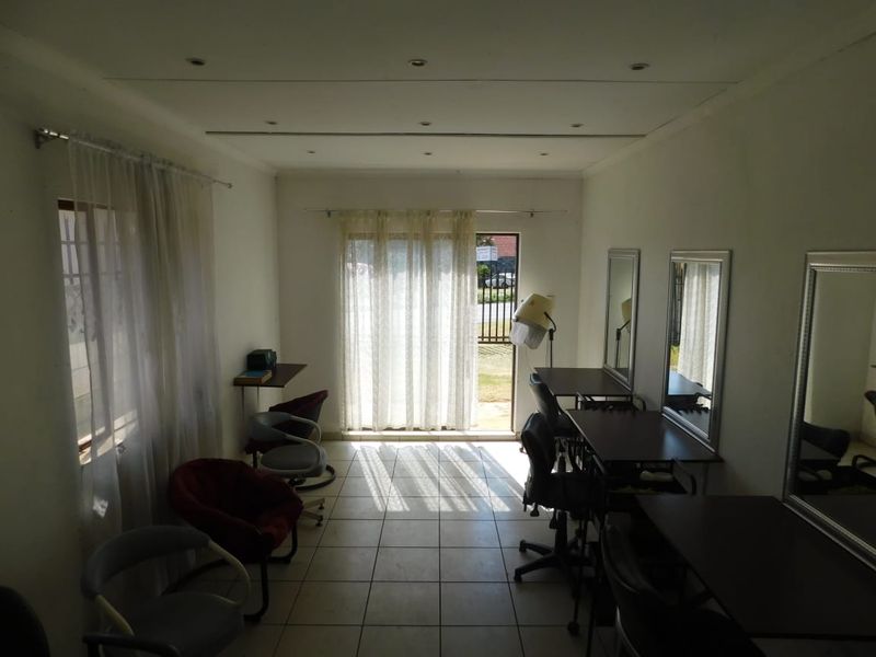 Well-maintained salon unit available for Rental Now! - Photo 2