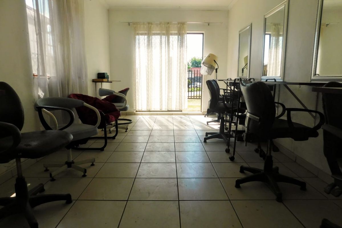 Well-maintained salon unit available for Rental Now! - Photo 3