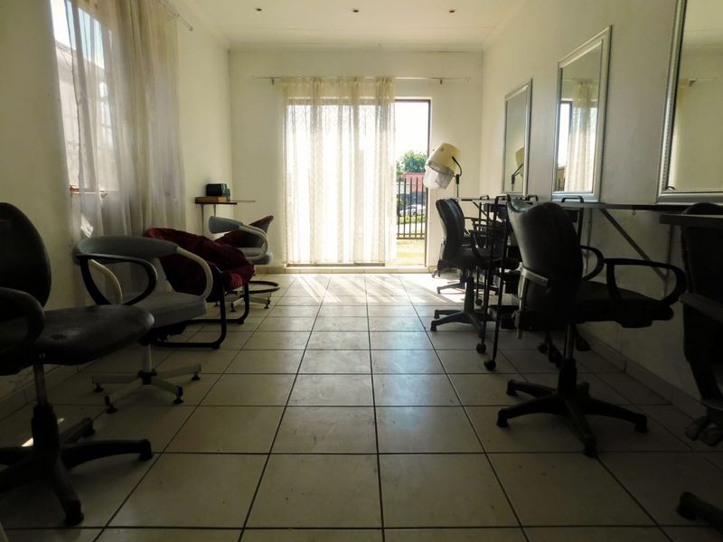 Well-maintained salon unit available for Rental Now! - Photo 3