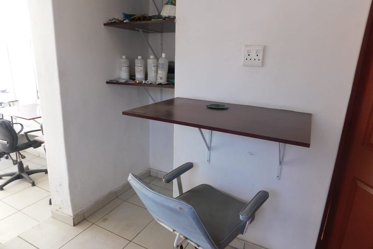 Well-maintained salon unit available for Rental Now! - Photo 4
