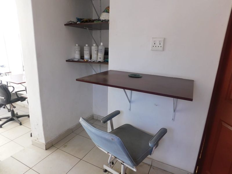 Well-maintained salon unit available for Rental Now! - Photo 4