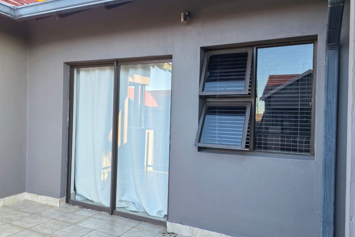 Modern 3-Bedroom Home in Prestigious Suburb – Style, Comfort & Convenience - Photo 3