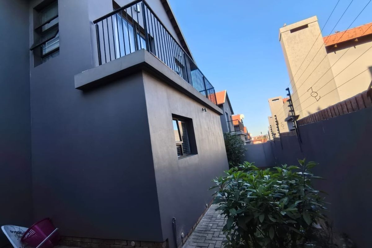 Modern 3-Bedroom Home in Prestigious Suburb – Style, Comfort & Convenience - Photo 4