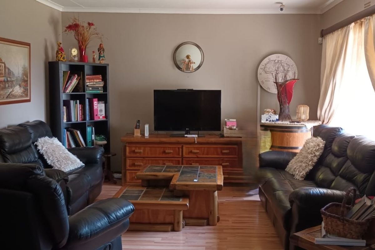 3-Bed Home – Vaalpark Near schools & shops. Includes inverter + 10 solar panels. - Photo 2