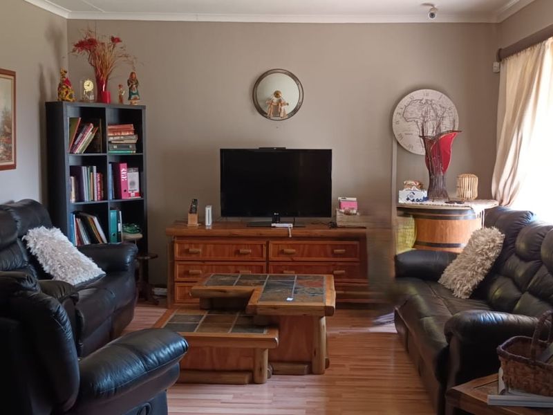 3-Bed Home – Vaalpark Near schools & shops. Includes inverter + 10 solar panels. - Photo 2