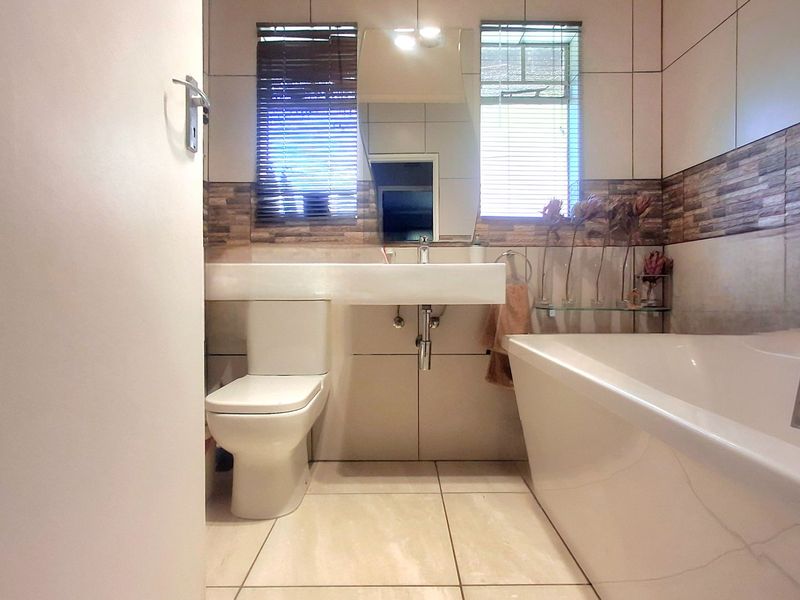 3-Bed Home – Vaalpark Near schools & shops. Includes inverter + 10 solar panels. - Photo 9