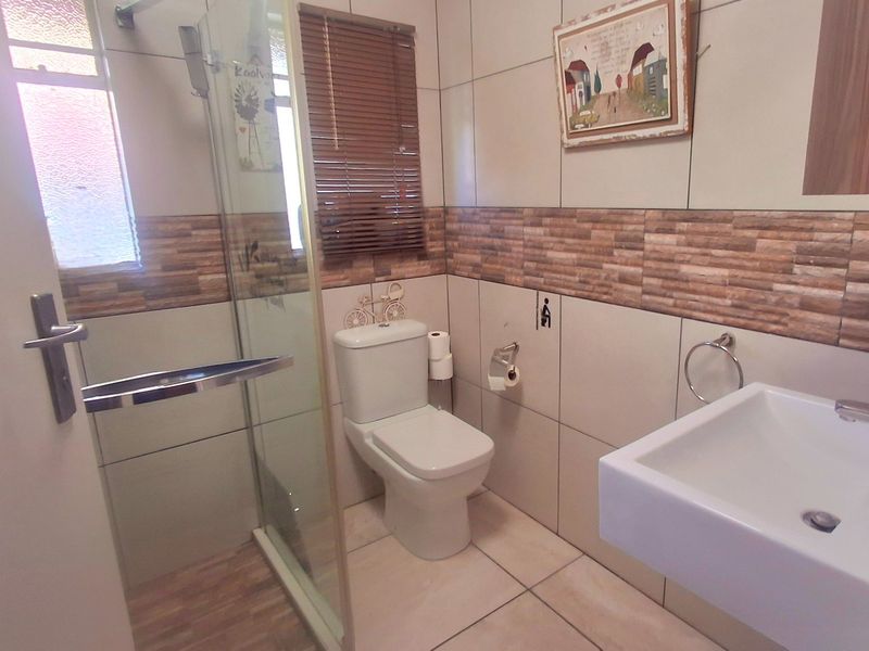 3-Bed Home – Vaalpark Near schools & shops. Includes inverter + 10 solar panels. - Photo 8