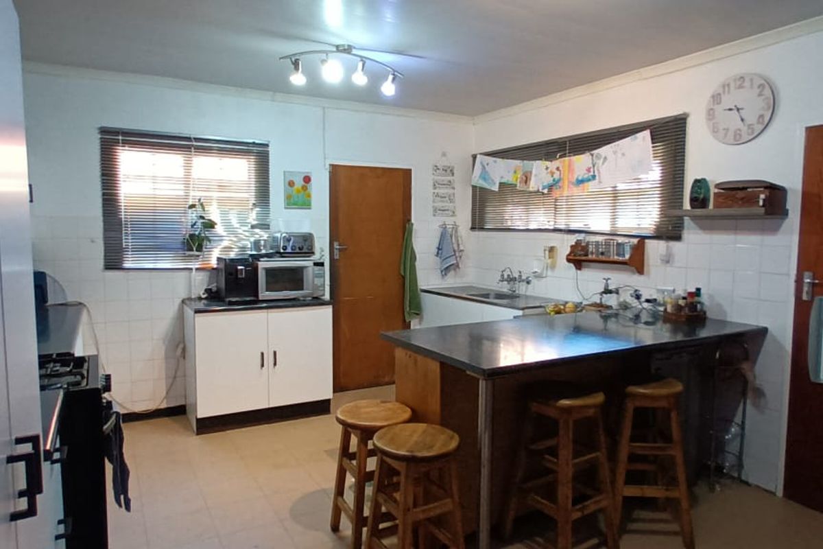 3-Bed Home – Vaalpark Near schools & shops. Includes inverter + 10 solar panels. - Photo 4