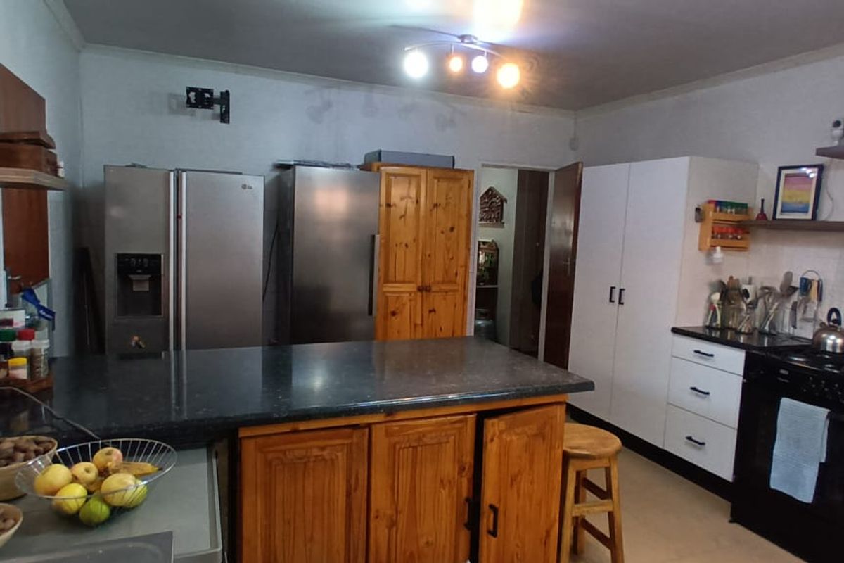 3-Bed Home – Vaalpark Near schools & shops. Includes inverter + 10 solar panels. - Photo 5