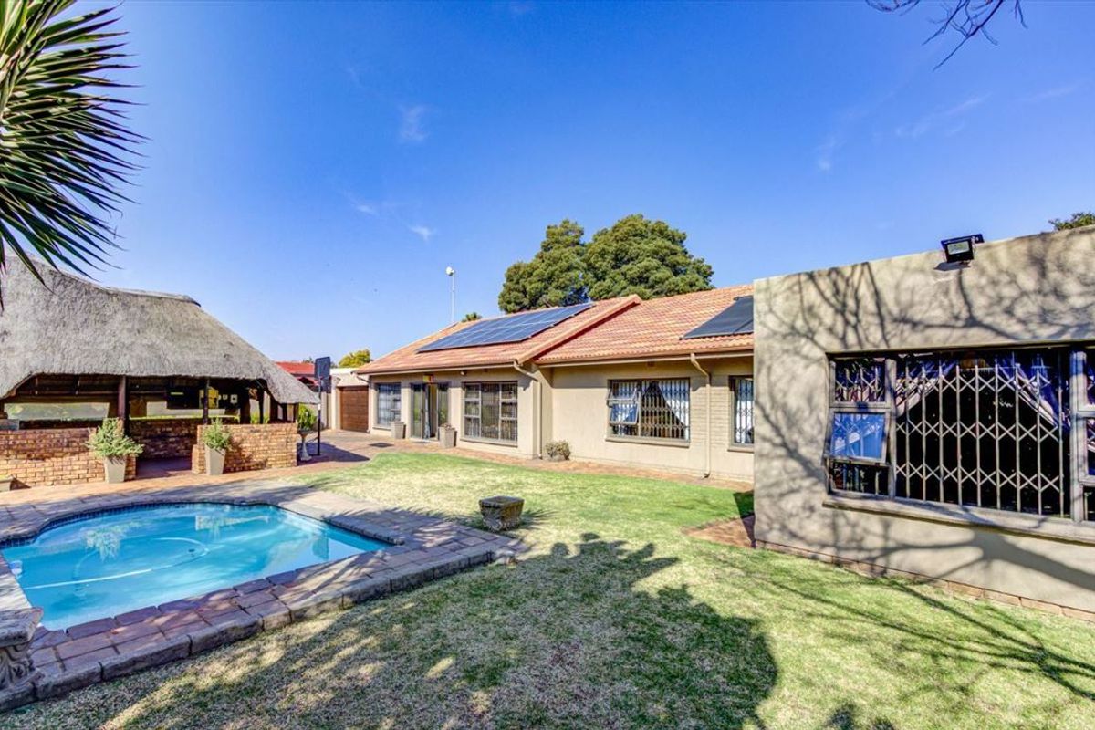 Spacious Family Home with Exceptional Amenities - Photo 3